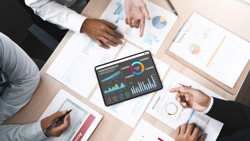 Tablet mit Analysetools und Geschäftsdaten, die zur Optimierung der Zusammenarbeit mit einer AMZ Agentur genutzt werden