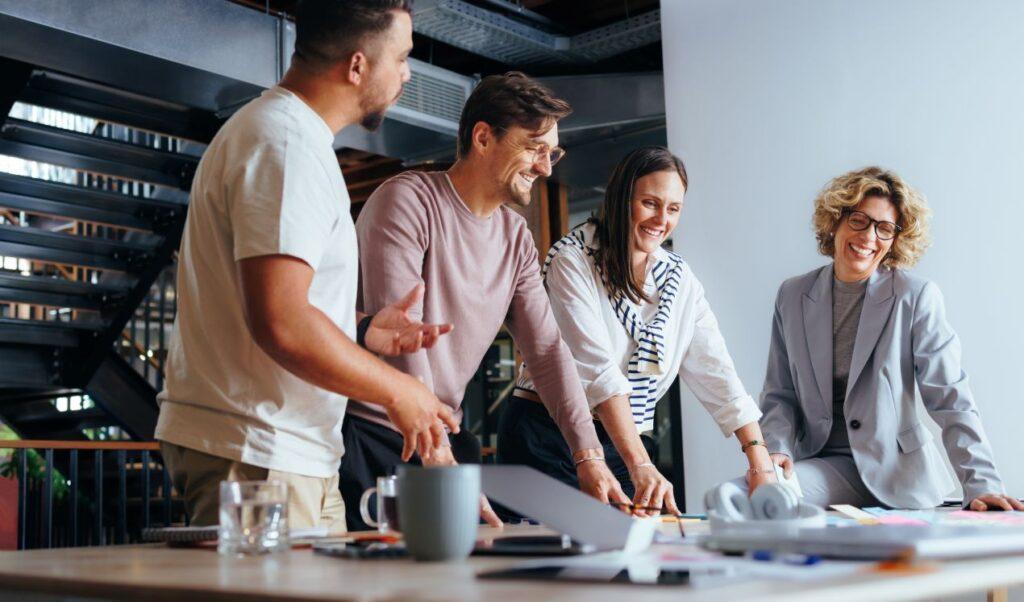 Team bei der Planung von Unternehmensstrategien zur Effizienzsteigerung und zur Zusammenarbeit mit einer AMZ Agentur